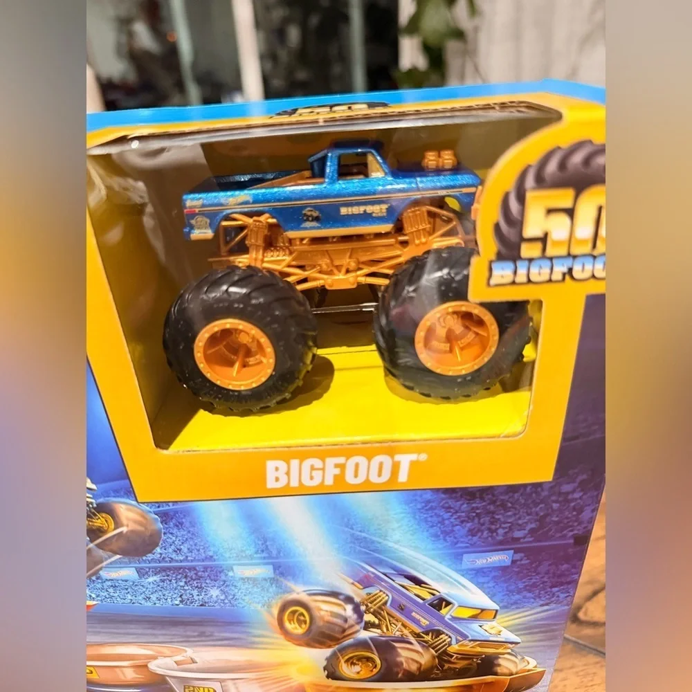 Hot Wheels Monster Trucks Loop-And-Flip Trophy Challenge Playset & Die-Cast